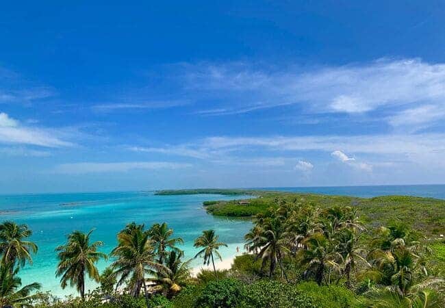Aguas turquesas e isla cerca de Cancún